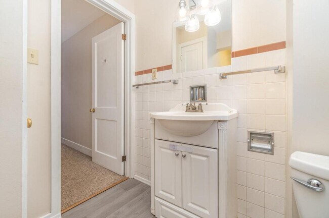 Building Photo - 602 W Louther St