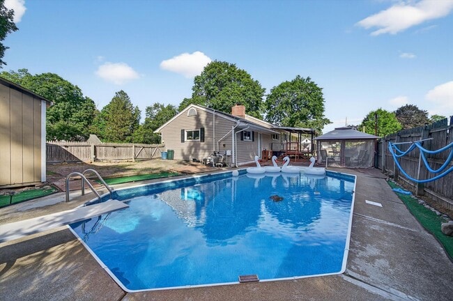 Building Photo - Spacious 4 BR/2BA home corner-lot in Warwi...