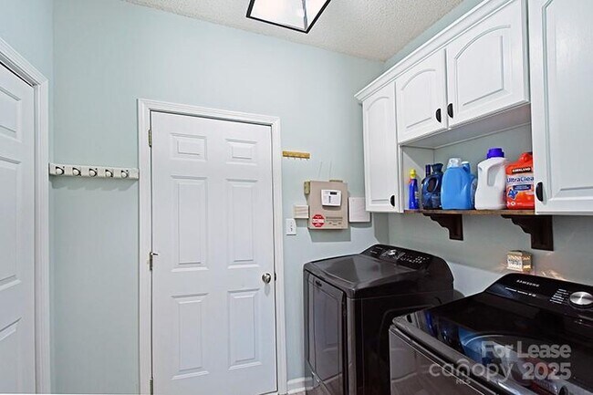 Building Photo - 119 Shining Armor Ct