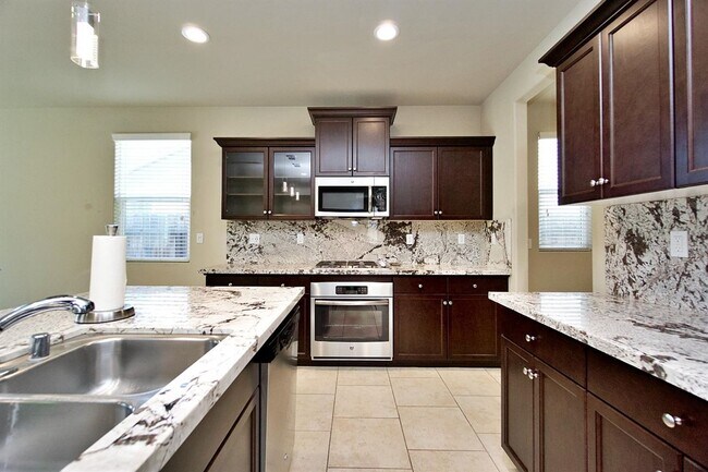 Building Photo - Beautiful 3/2.5 near Clovis East High School