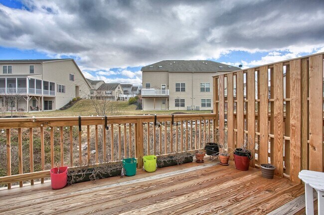 Building Photo - 3 bedroom townhome