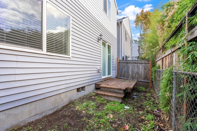Building Photo - Spacious 4-Bedroom Home in SE Portland