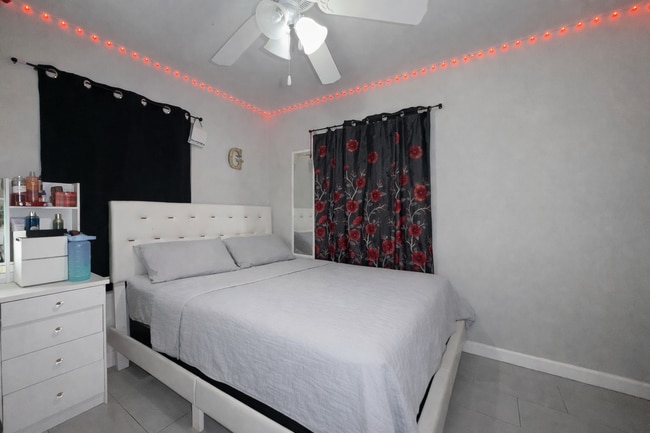 Building Photo - 2615 N Beaumont Ave