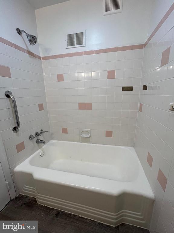 Building Photo - 1113 E Hunting Park Ave