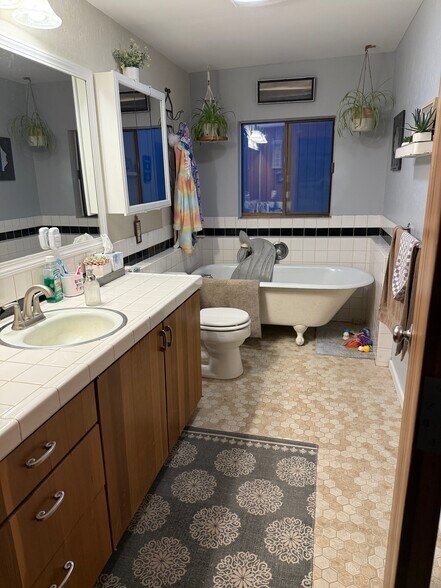 Building Photo - 817 E Jewett Blvd