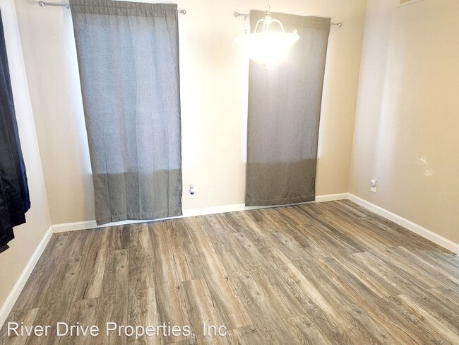 Building Photo - 2 br, 2.5 bath House - 932 E. Oakridge Avenue