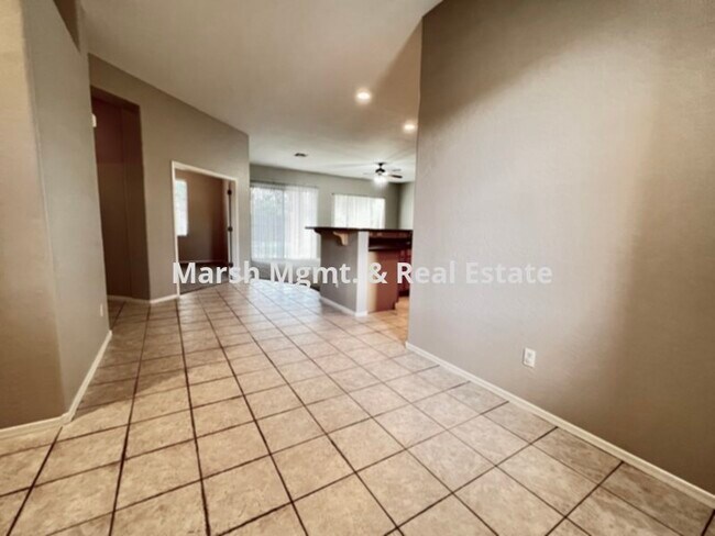 Building Photo - Beautiful 3 bedroom + den home in Gilbert ...
