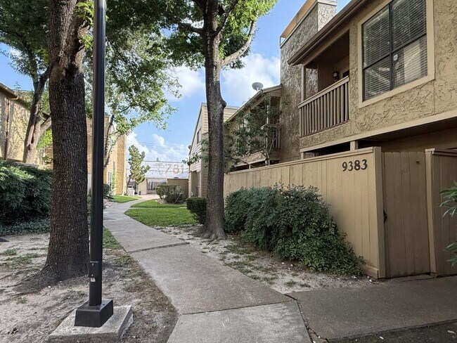 Building Photo - 9383 Pagewood Ln