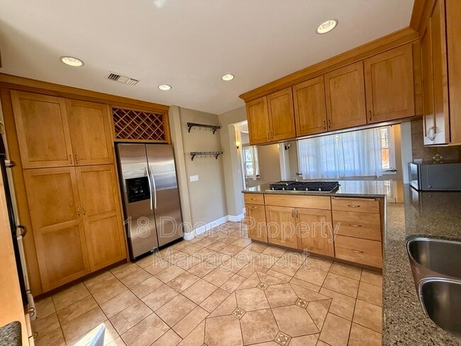 Building Photo - 2375 Montclair St