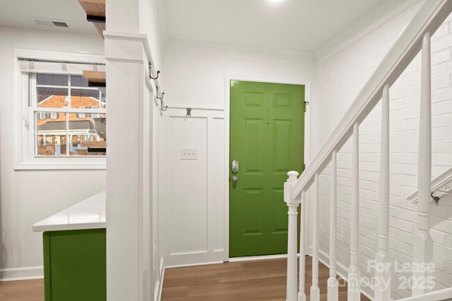 Building Photo - 1318 Green Oaks Ln