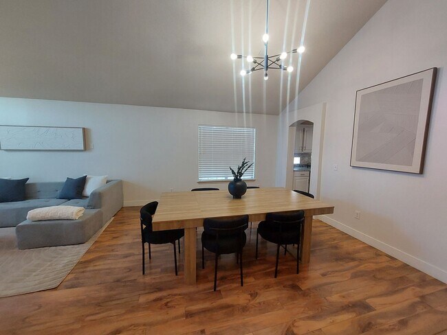 Building Photo - 4 BEDROOM 2 BATHROOM HOME 3 CAR GARAGE HOM...