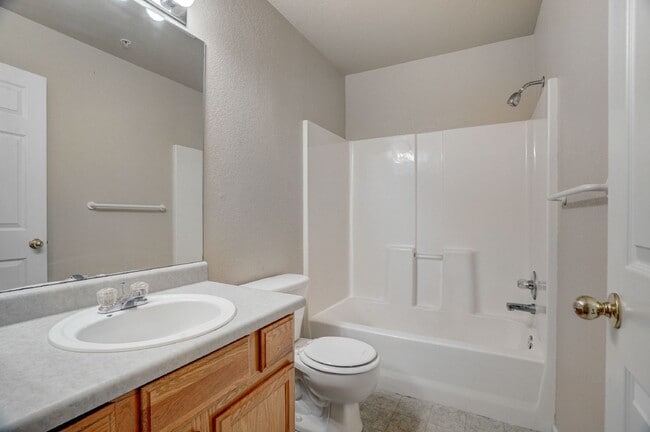 Building Photo - $1,795 - 2 bed/2.5 bath Townhome with new ...
