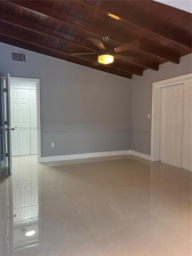 Building Photo - 881 Hialeah Dr