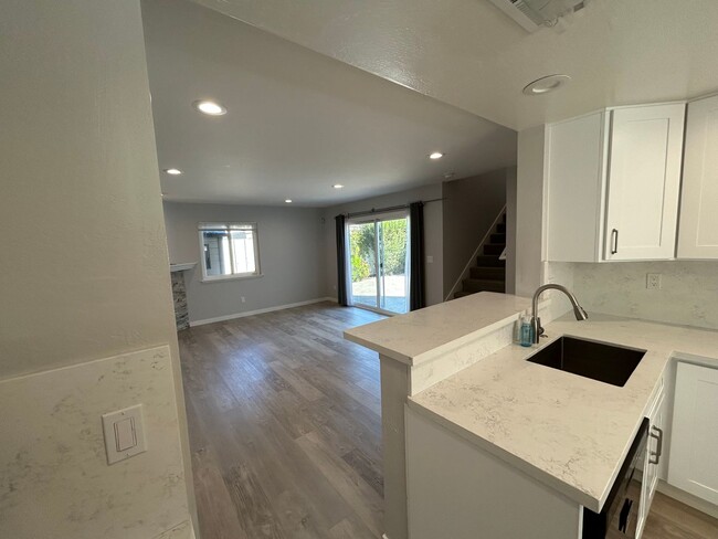 Building Photo - Stunningly Updated 3-Bedroom, 2.5-Bath Tow...