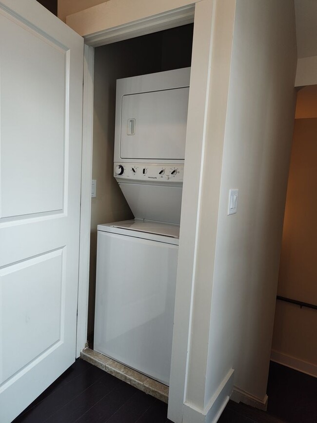 Building Photo - Move-In Ready Townhome located in the Stee...