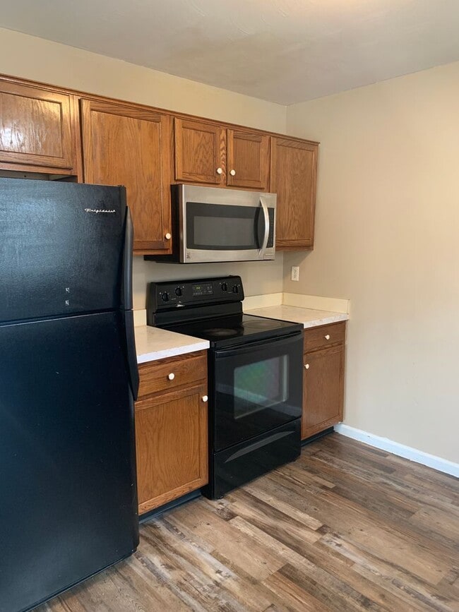 Building Photo - MOVE IN READY, APPLY NOW!!