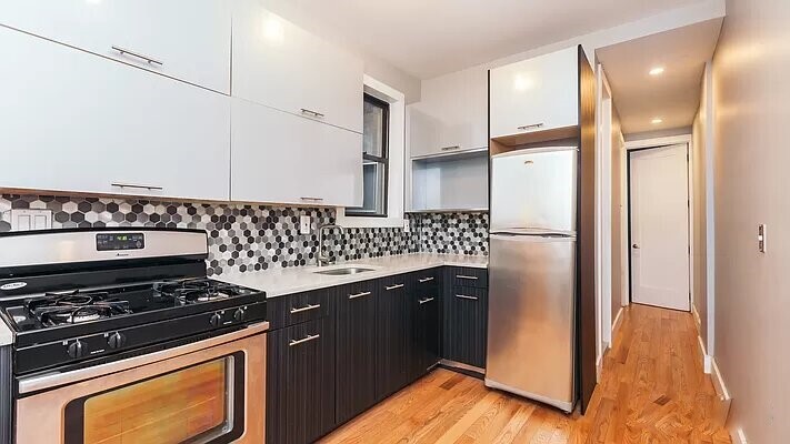Primary Photo - 1319 Halsey St