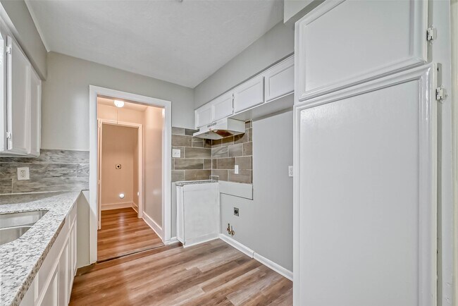 Building Photo - 5606 Elm Spring Dr