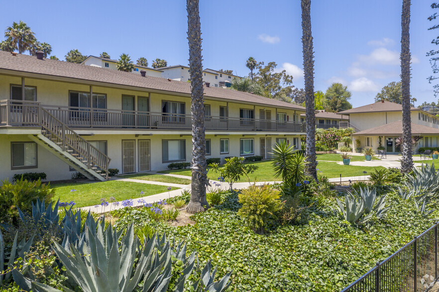 Courtyard - Stoneybrook Apartments