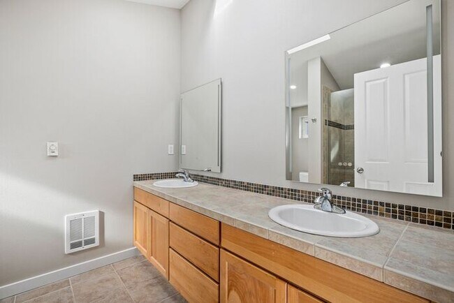 Building Photo - Immaculate Urban Townhome in Famed Alaska ...