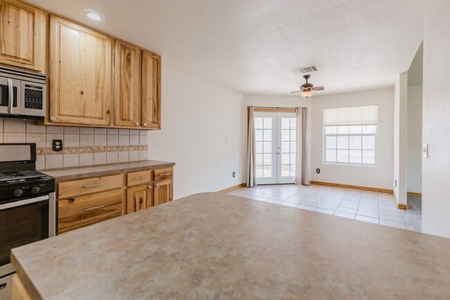 Building Photo - Spacious 4 Bedroom 2 Bath Home near Shopping