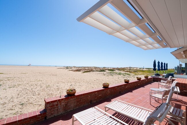 Building Photo - Winter Lease in Exclusive Peninsula Point ...