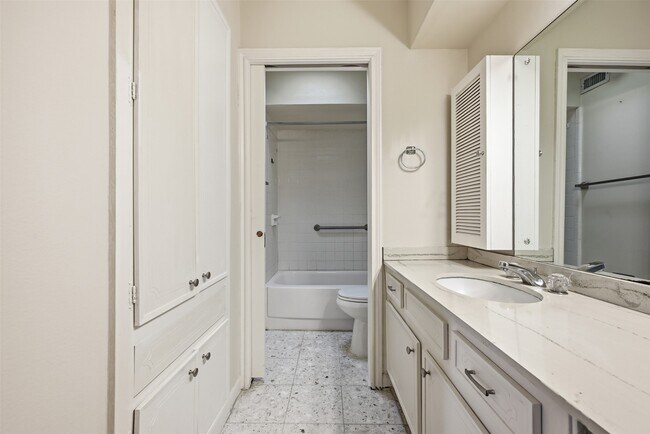 Building Photo - 2727 Briarhurst Dr