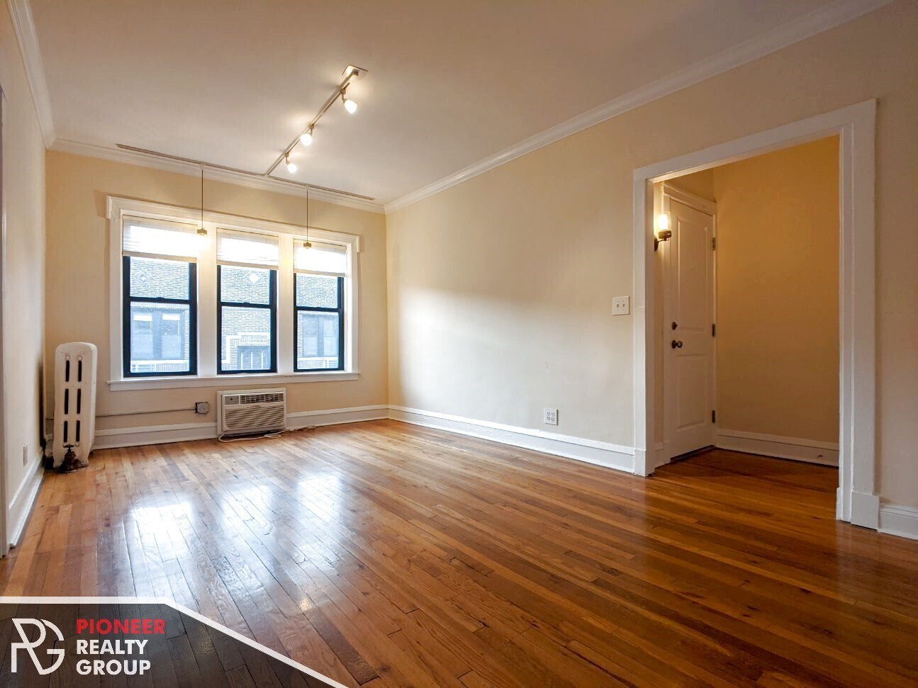 Building Photo - 736 W Addison St