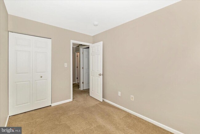 Building Photo - 584 Cotswold Ct