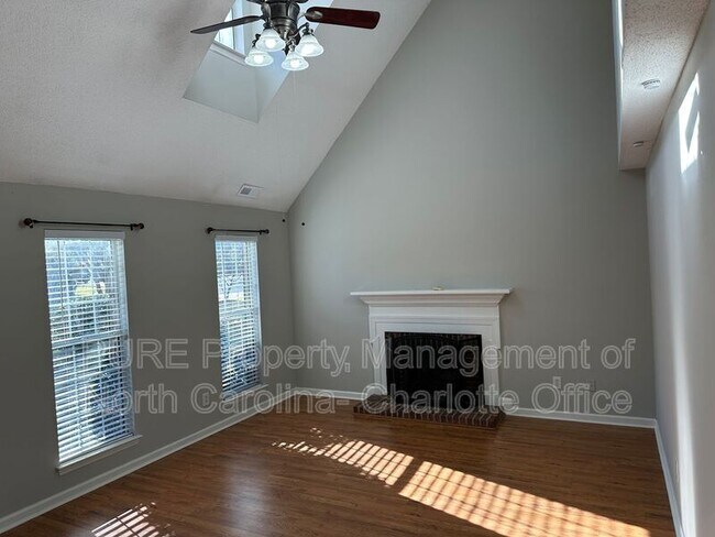 Building Photo - 12115 Landing Green Dr