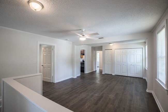 Building Photo - Spacious 3 bedroom, 1 Bathroom Upper Level Duplex Apartment