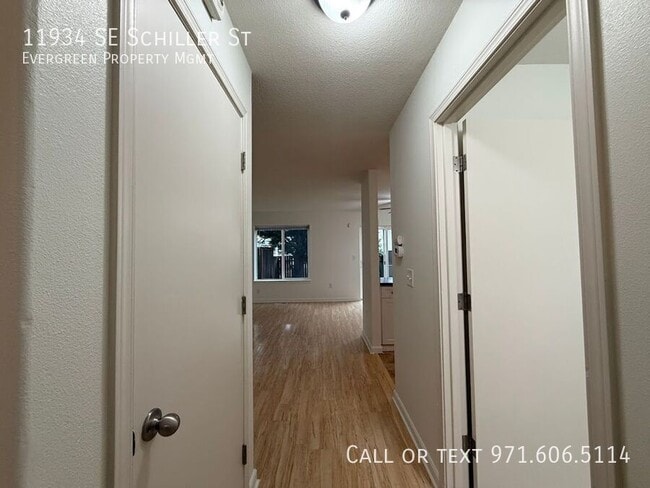 Building Photo - 11934 SE Schiller St