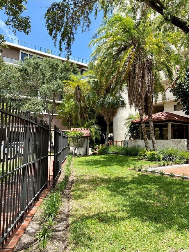Building Photo - 1632 S Bayshore Ct