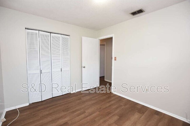 Building Photo - 1015 E Tee Cir