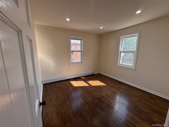 Building Photo - 1054 Lydig Ave