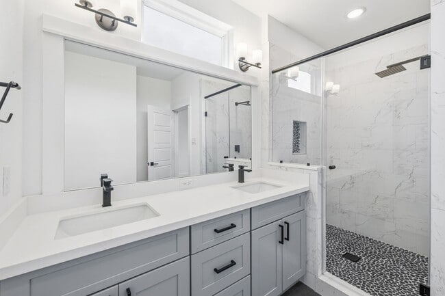 Building Photo - 1404 Mansfield St