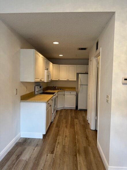 Building Photo - 2009 Oleander Blvd