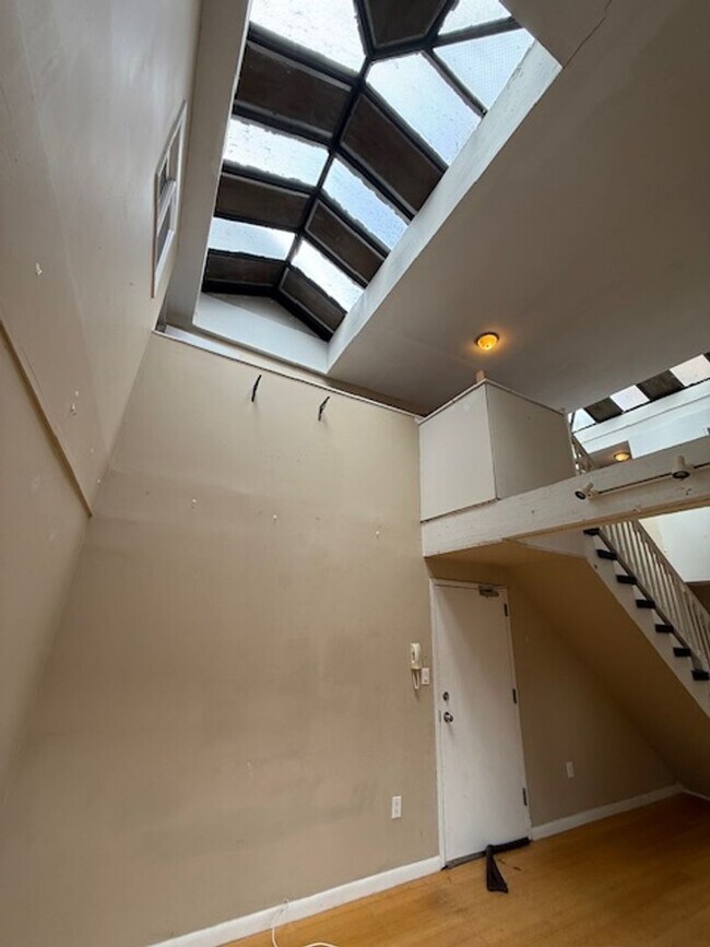 Building Photo - Bright Loft-Style 2-Bedroom in Center City...