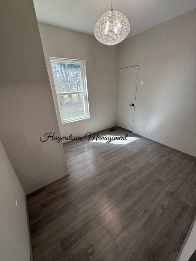 Building Photo - Spectacular 1-2 BR Single Family Home - Ju...