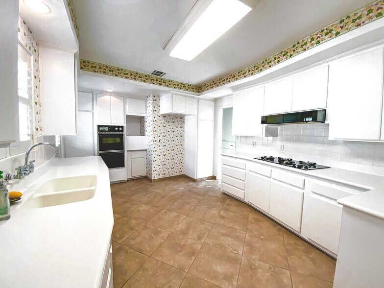 Building Photo - 7377 W 88th St