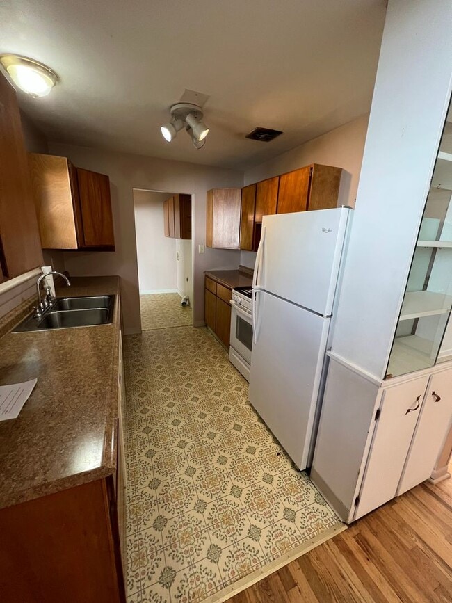 Building Photo - 3 Bed 2 Bath House with Attached 2 Car Garage & Trailer Parking