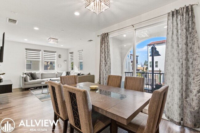 Building Photo - Bright & Upgraded 2 bedroom Anaheim Townhome in Prime Location!