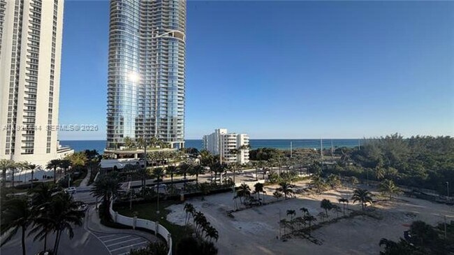 Building Photo - 100 Bayview Dr