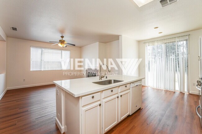 Building Photo - 493 Silverhorn Dr