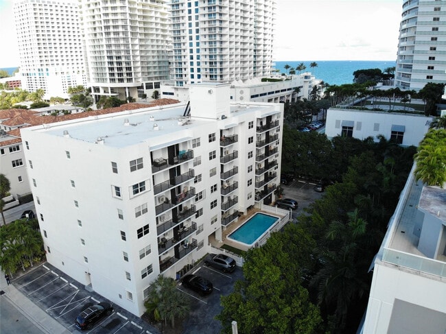 Building Photo - 3000 Riomar St