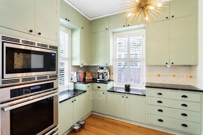 Building Photo - 732 Edgewater Dr