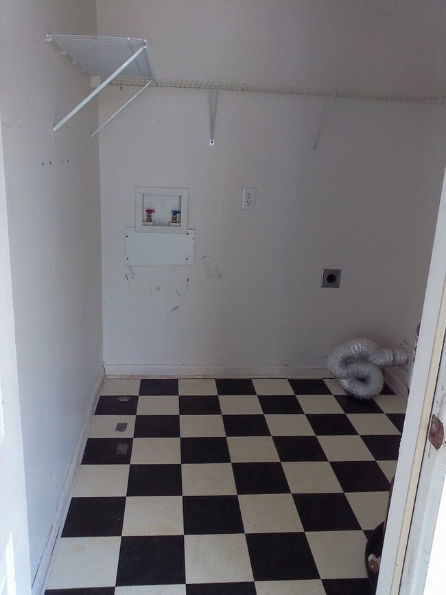 Building Photo - 2 Bedroom, 1 bath apartment - Downstairs Unit