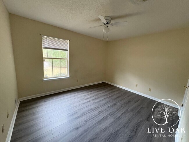 Building Photo - RATE DROP ALERT (was $1900/month) and MOVE-IN SPECIAL: $500.00 OFF 1st MONTH'S RENT!**