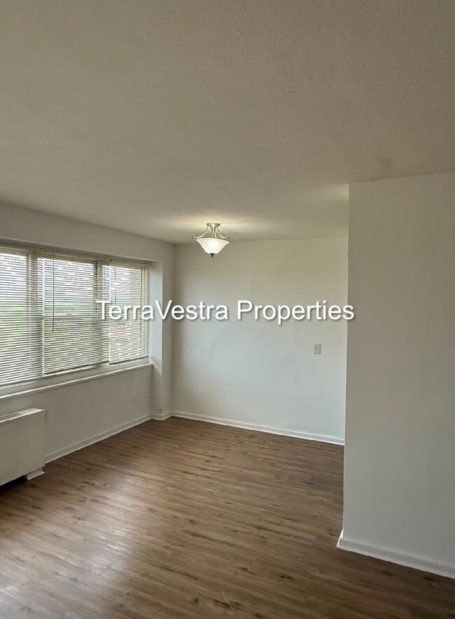Building Photo - 1 Bed in Barclay Towers! Eligible for $500 Security deposit.