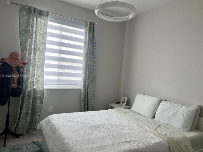 Building Photo - 1487 SE 7th Ter